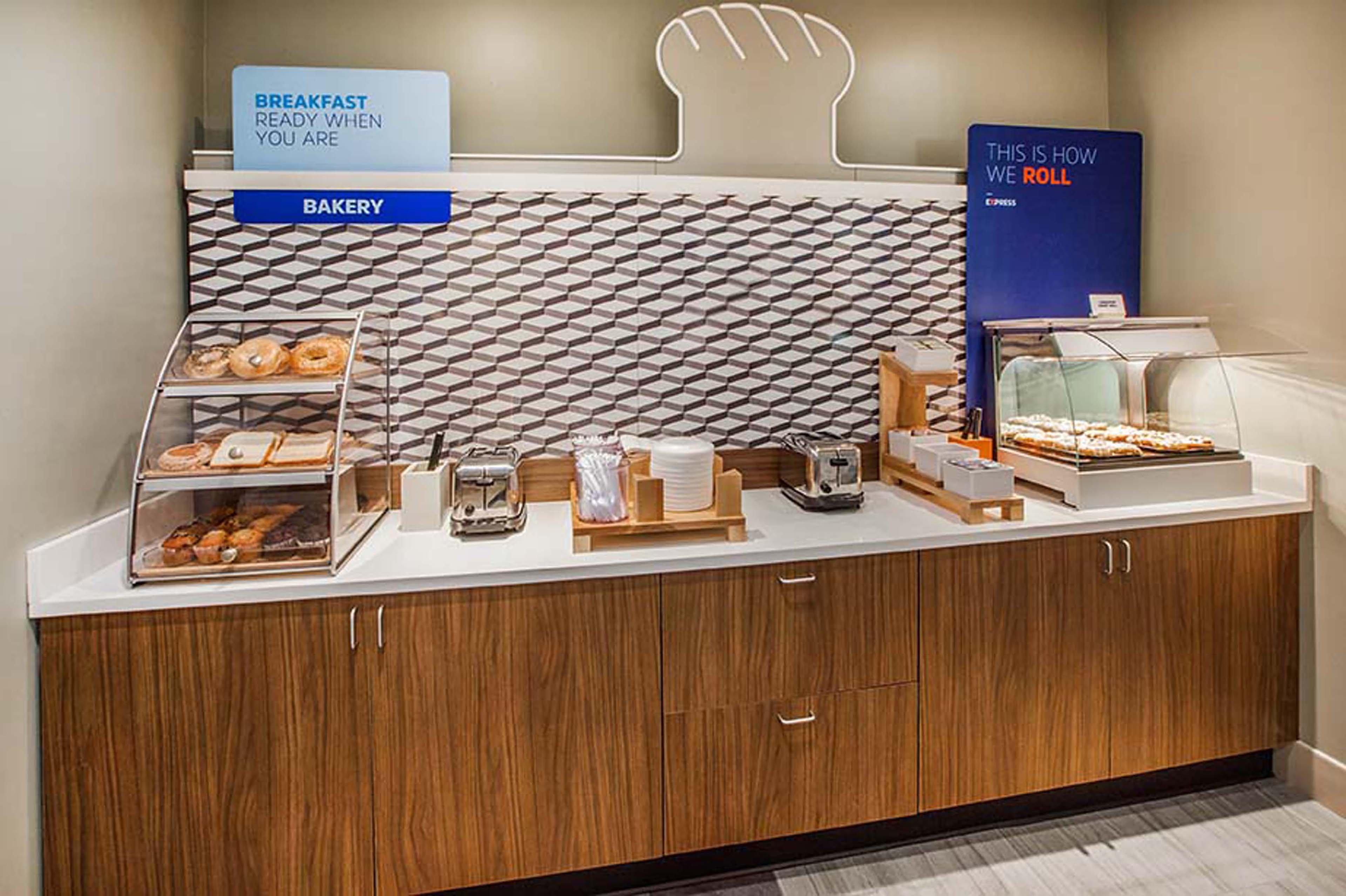 Holiday Inn Express Fairfax-Arlington Boulevard By Ihg Exterior photo