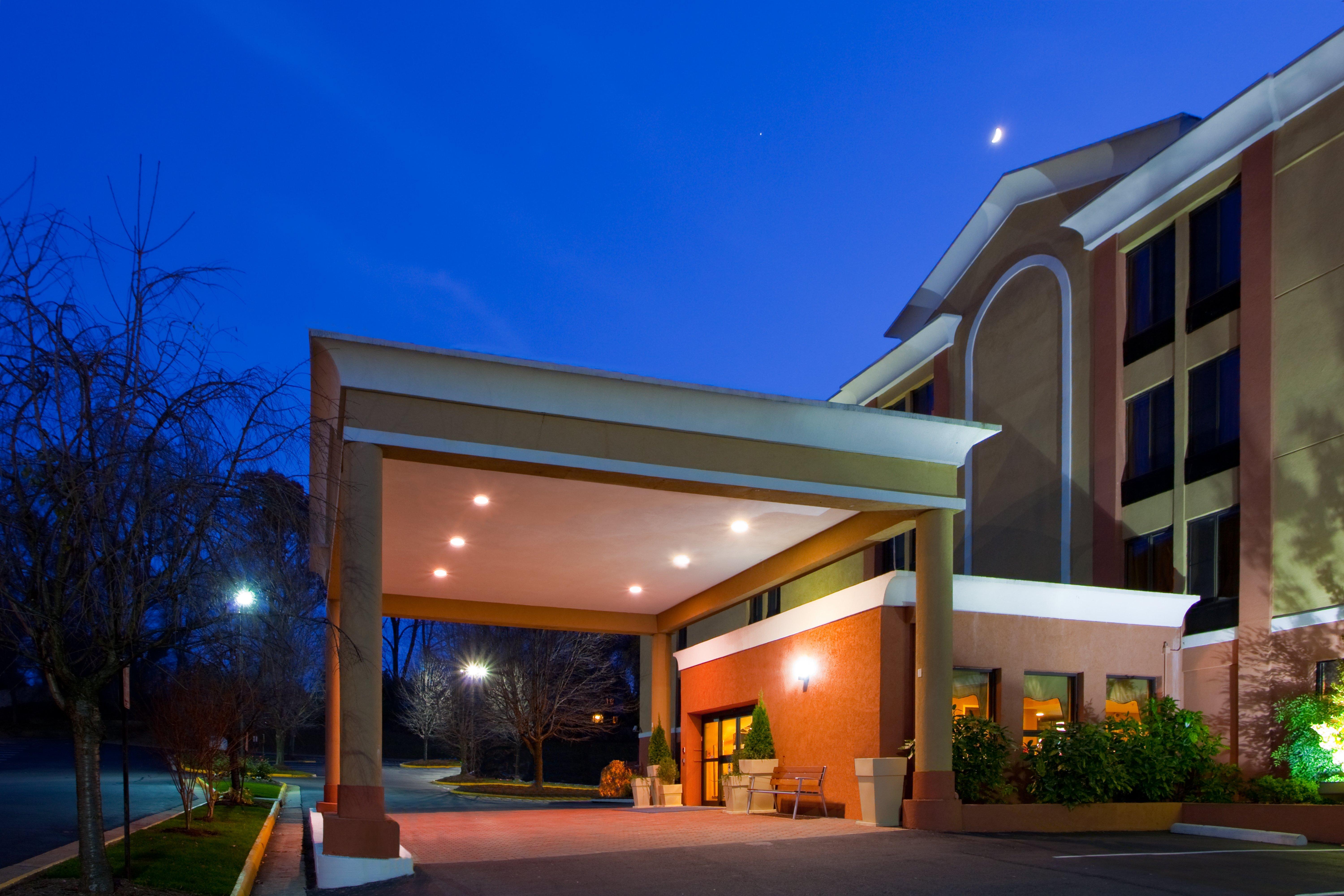 Holiday Inn Express Fairfax-Arlington Boulevard By Ihg Exterior photo