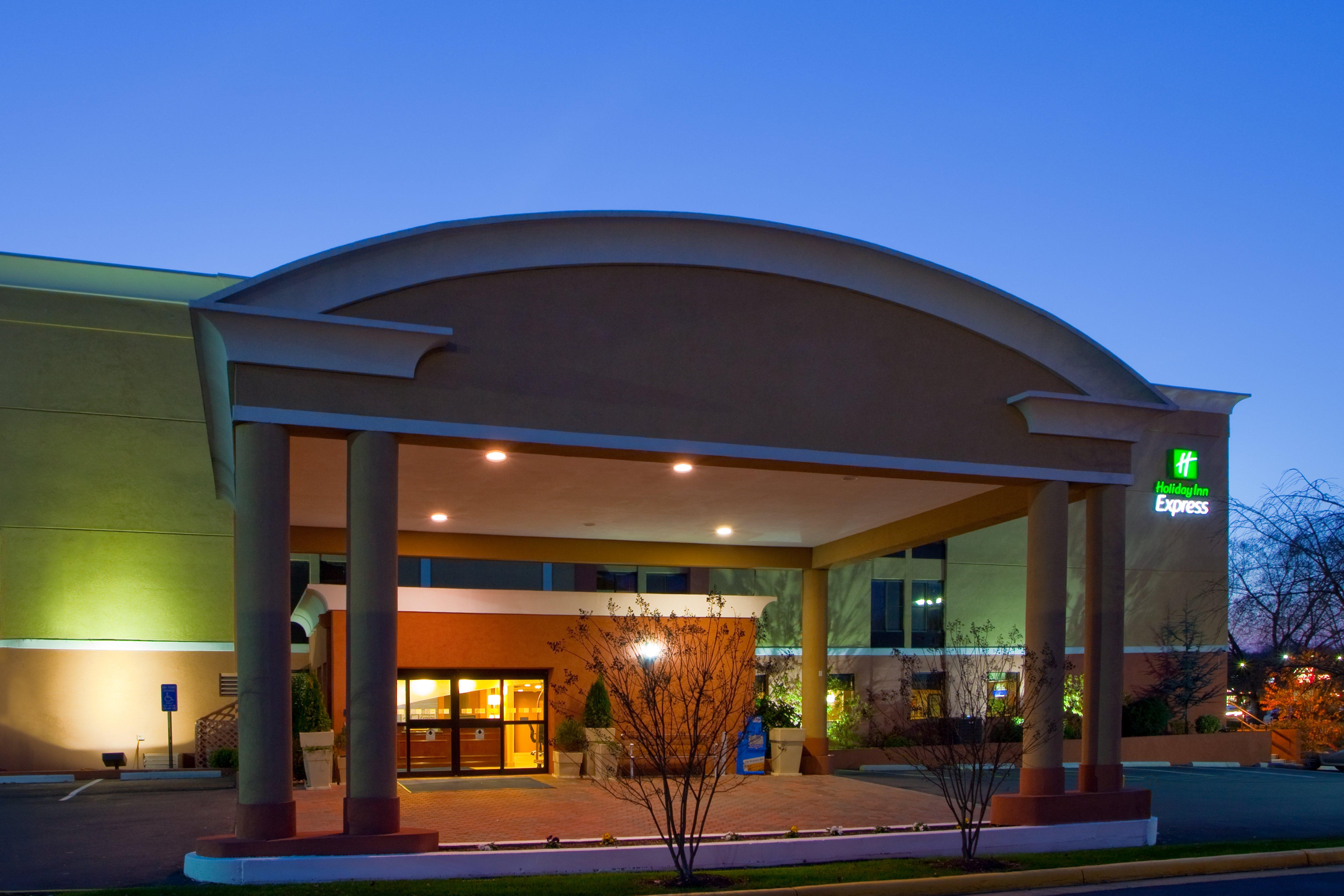 Holiday Inn Express Fairfax-Arlington Boulevard By Ihg Exterior photo