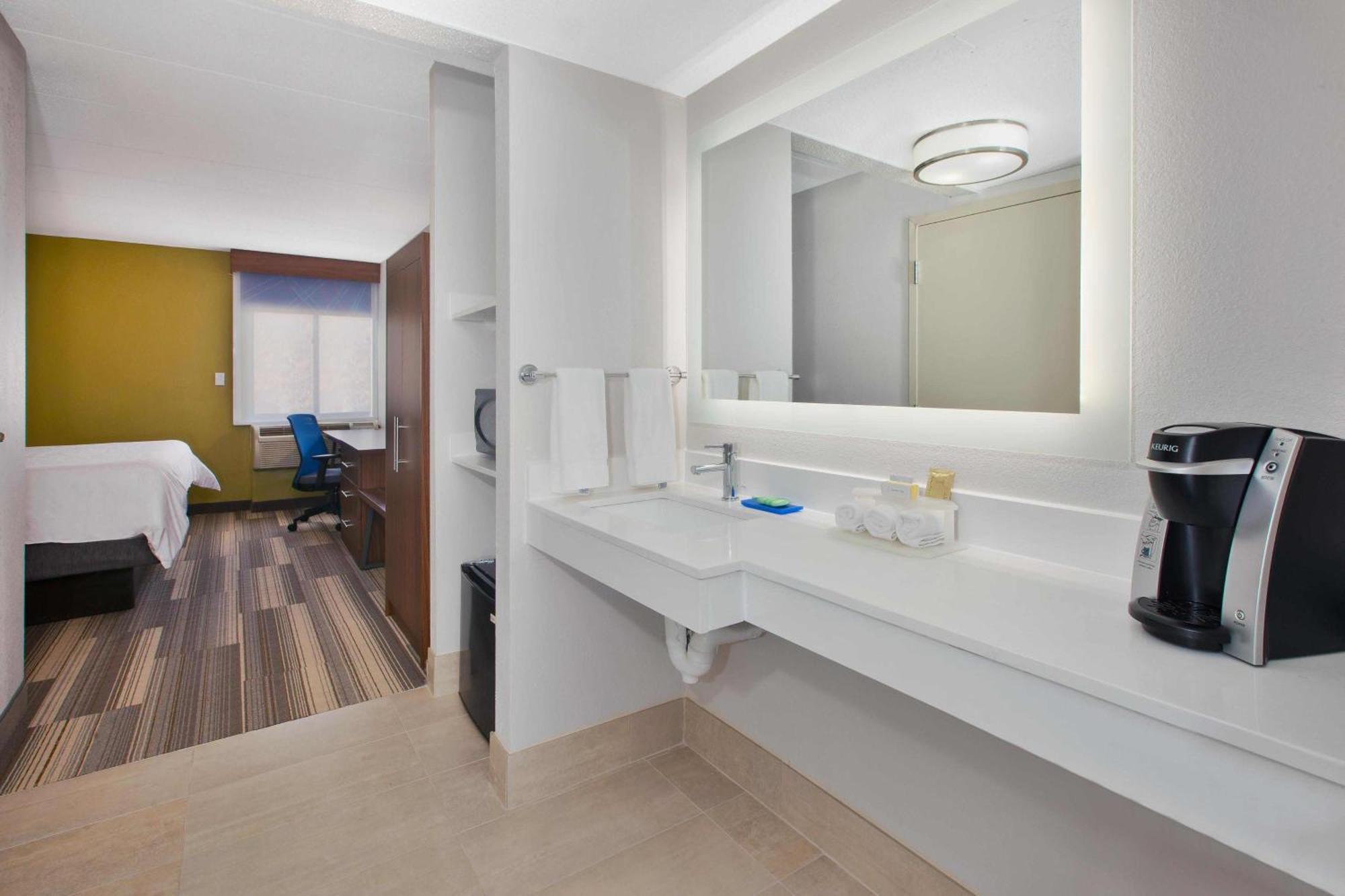 Holiday Inn Express Fairfax-Arlington Boulevard By Ihg Exterior photo