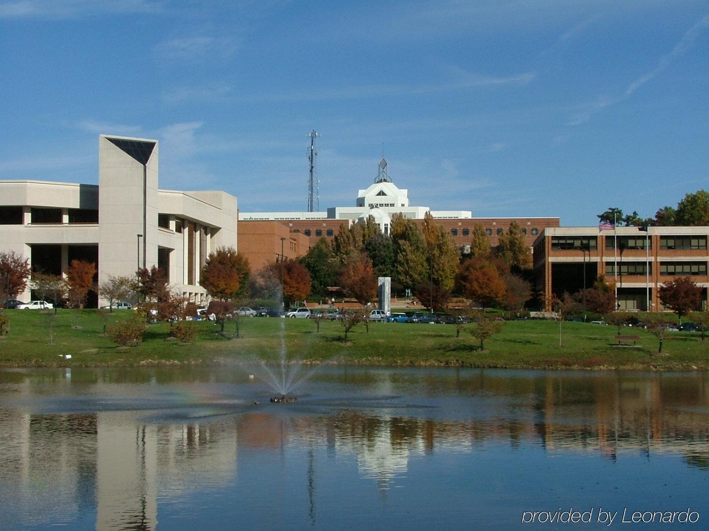 Holiday Inn Express Fairfax-Arlington Boulevard, An Ihg Hotel Exterior photo