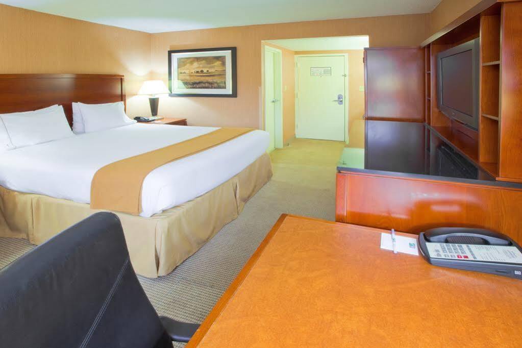 Holiday Inn Express Fairfax-Arlington Boulevard By Ihg Exterior photo