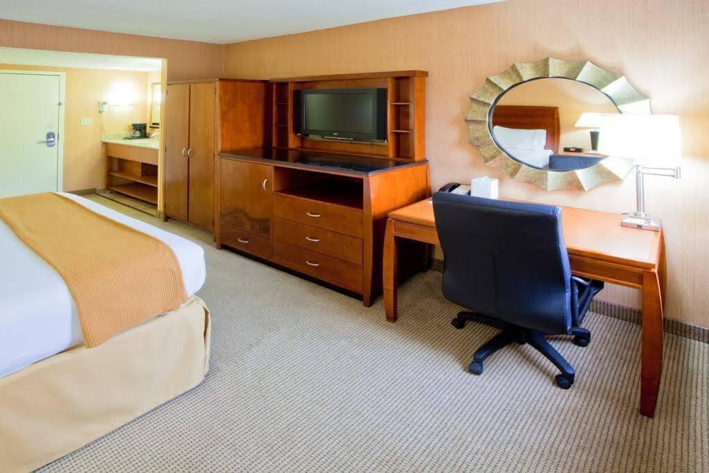 Holiday Inn Express Fairfax-Arlington Boulevard By Ihg Exterior photo