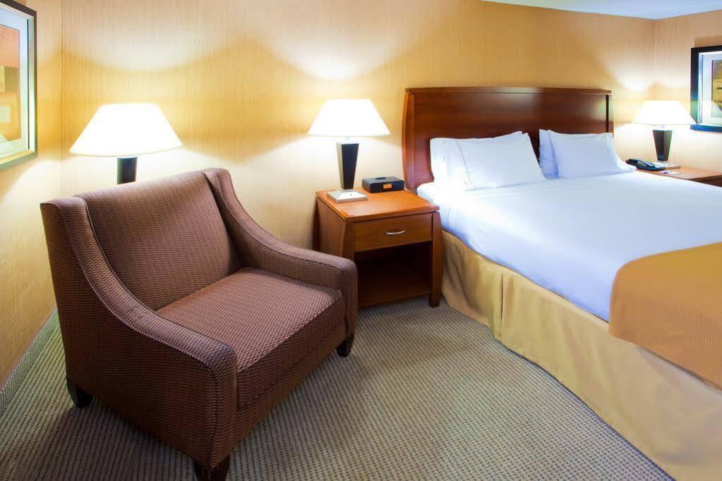 Holiday Inn Express Fairfax-Arlington Boulevard By Ihg Exterior photo