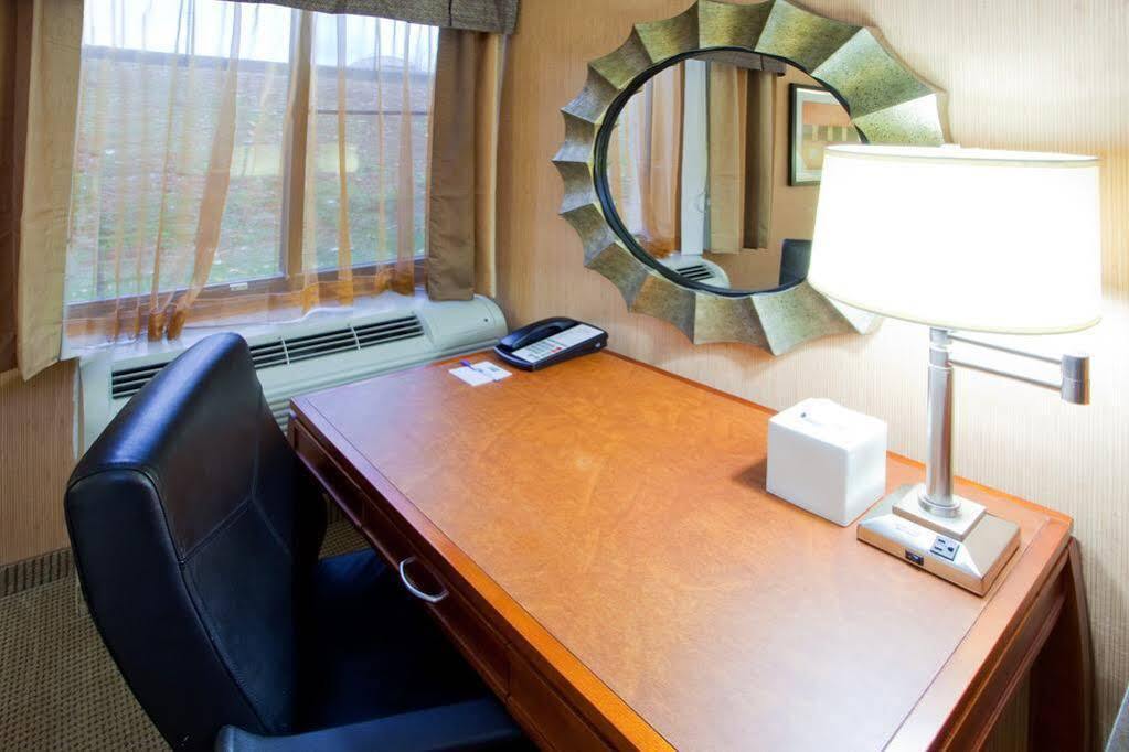 Holiday Inn Express Fairfax-Arlington Boulevard By Ihg Exterior photo