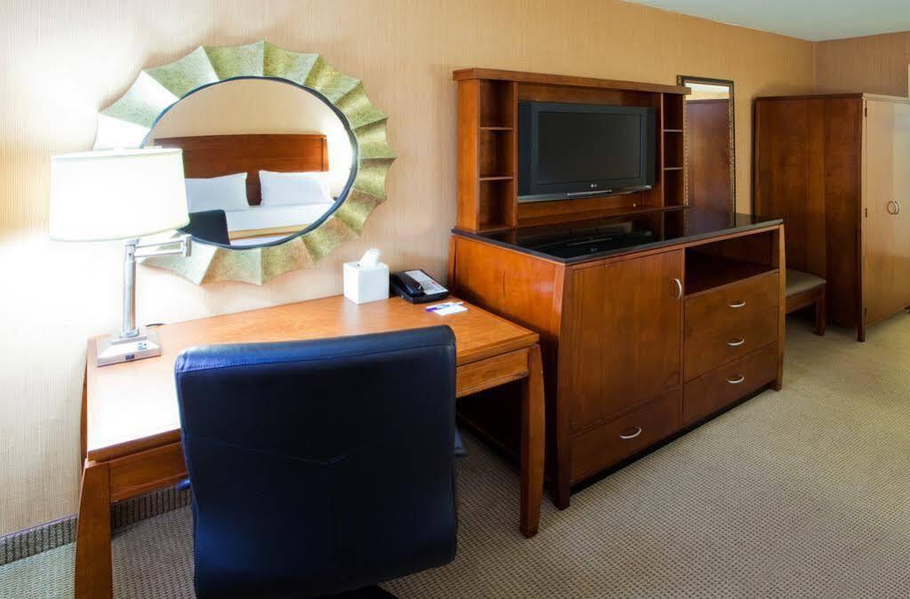 Holiday Inn Express Fairfax-Arlington Boulevard By Ihg Exterior photo
